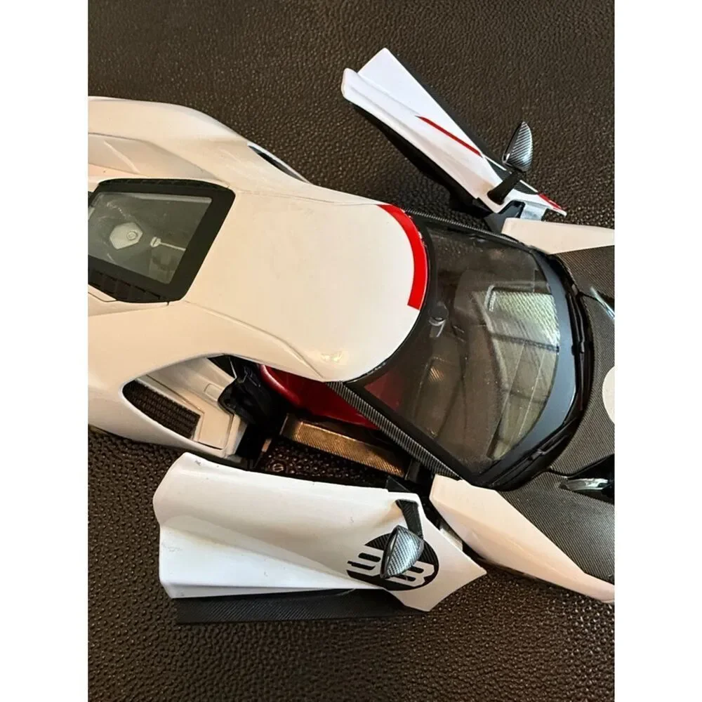Ford GT # 98 White Heritage Edition Toy Car in White, Black, Red & Gold Maisto